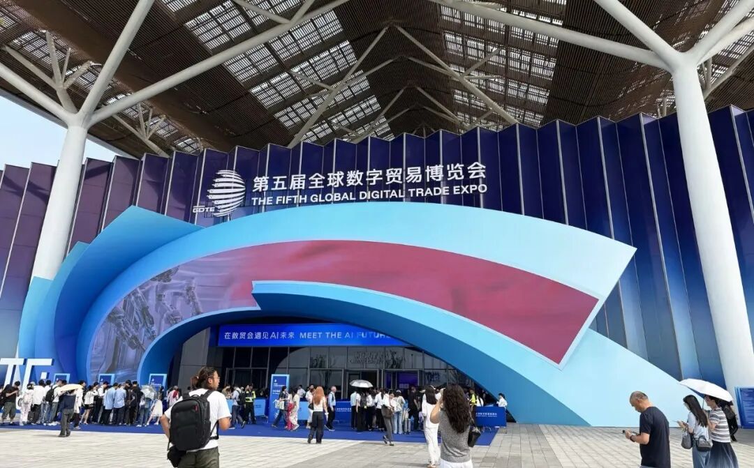 马兰头医学科技携5G AR+AI眼镜,走进数贸会